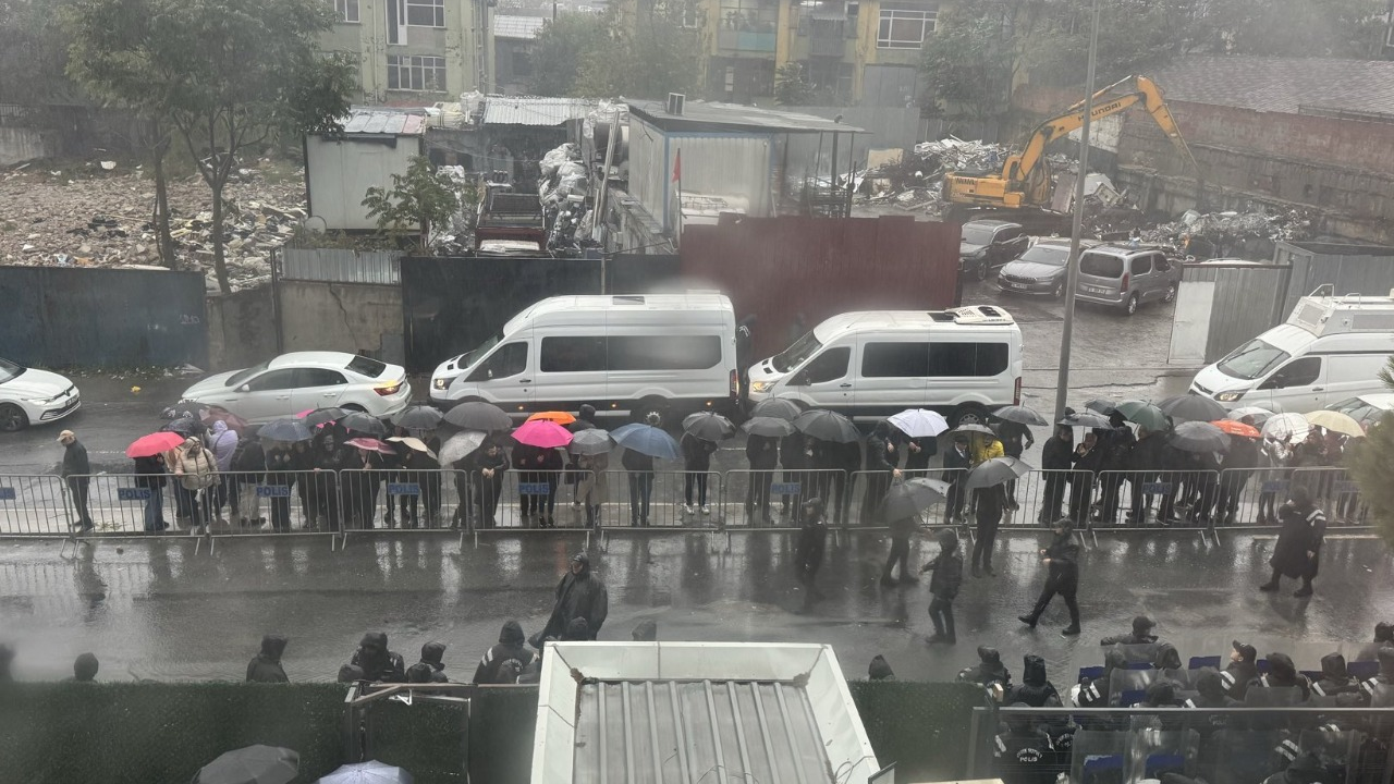 Yağmura ve polis ablukasına rağmen... Yurttaşlar Halk TV binası önünde toplandı