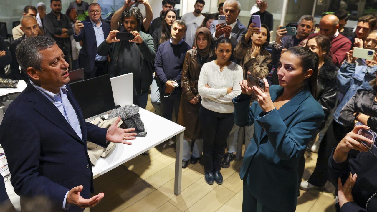 Özgür Özel’den Halk TV’ye dayanışma ziyareti: 'Esas darbenin kime yapıldığının anlaşılması lazım!'