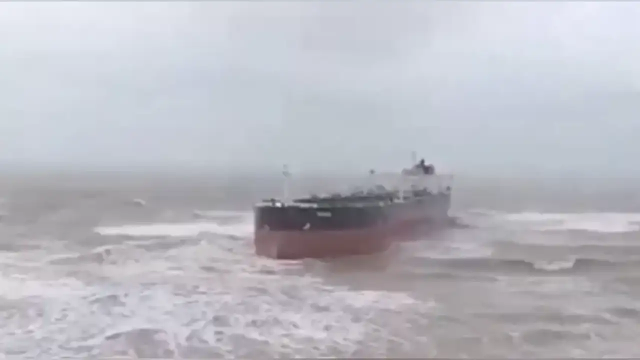 Sarıyer açıklarında sürüklenen gemi karaya oturdu