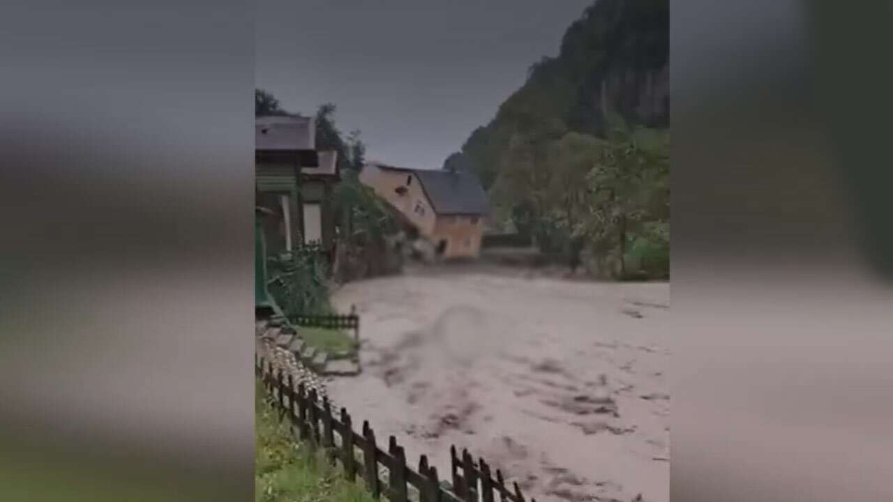Sapanca'daki selde iki katlı ev yıkıldı