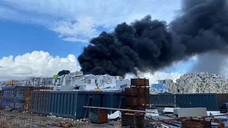 Manisa'da 6 ay içinde ikinci kez yangın çıkan geri dönüşüm tesisi mühürlendi
