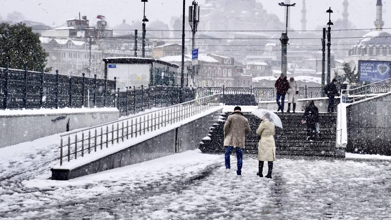 Meteoroloji'den peş peşe uyarı: İstanbul'da kar yağışı sürecek