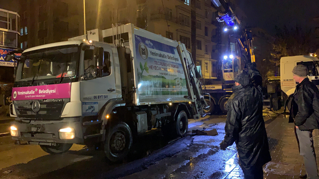 Ankara'da çöp kamyonu, çöken yola düştü