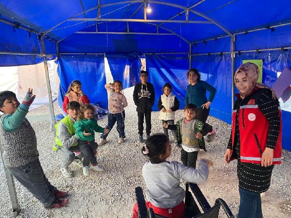 1874 depremzede çocuk ailesine teslim edildi