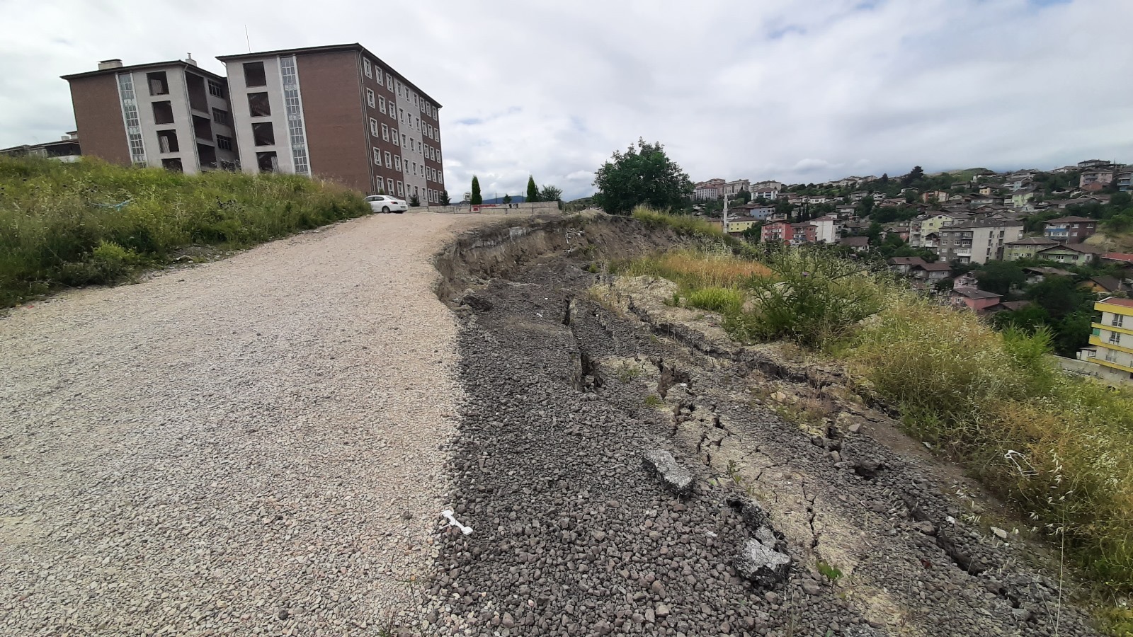 Karabük'te çocuklar tehlike altında: Okulun yanında toprak kaydı, önlem alan olmadı