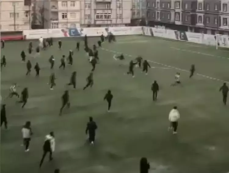 Güngören'de sahaya atlayan taraftarlar, rakip takım oyuncularına saldırdı