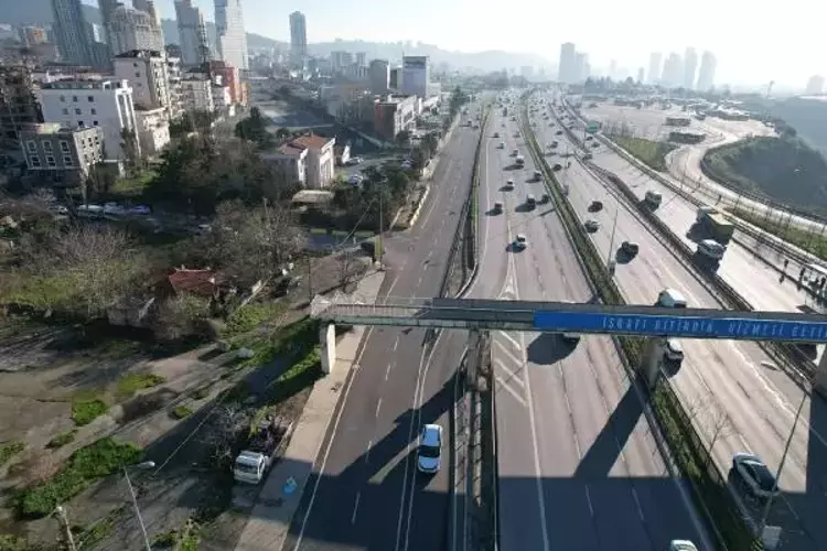 Kartal üst geçidi korku ve tehlike saçıyor