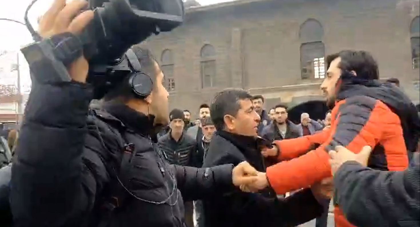 Diyarbakır'da gazeteciye saldırı: 'Burası Türkiye, akıllı olun' diye bağırdı