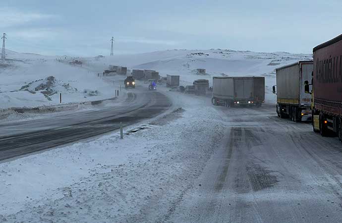 Van’da kar nedeniyle ulaşım yolları kapandı: Çok sayıda TIR ve araç mahsur kaldı