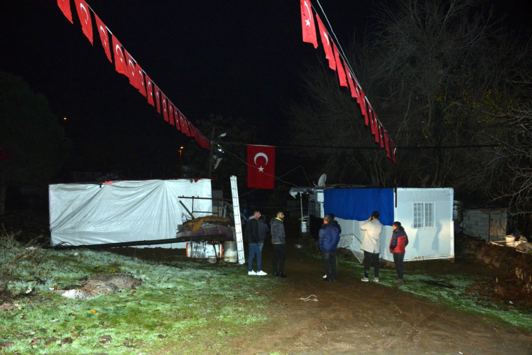 Depremzede aileye şehit haberi geldi: Çadıra Türk bayrağı asıldı, ısıtıcı götürüldü