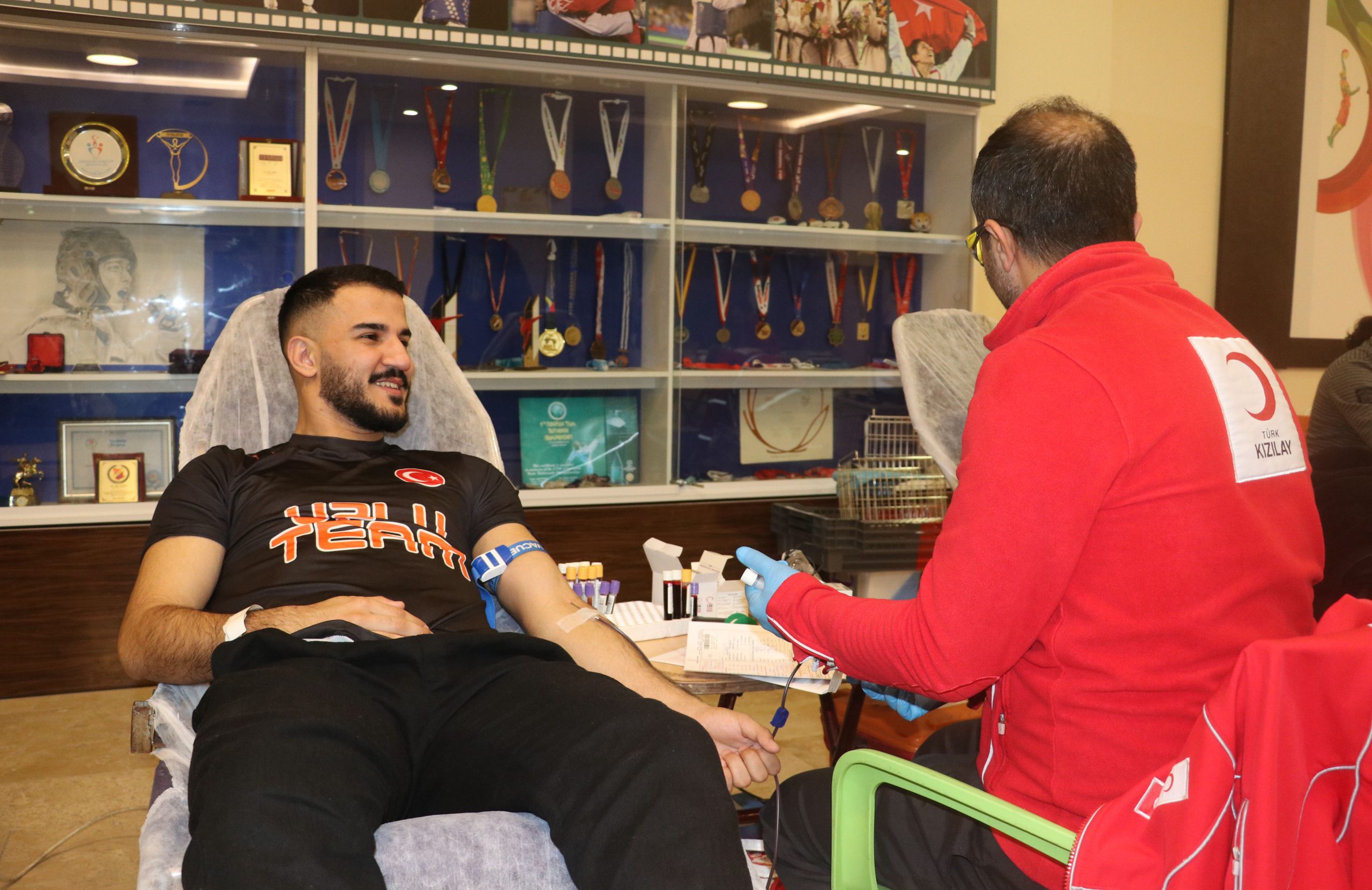 Milli sporcular, antrenörleri ve aileleri kan bağışladı