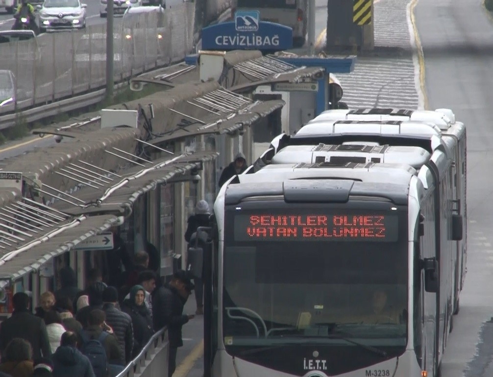 İstanbul'da toplu taşıma araçlarında 'Şehitler Ölmez Vatan Bölünmez' yazısı