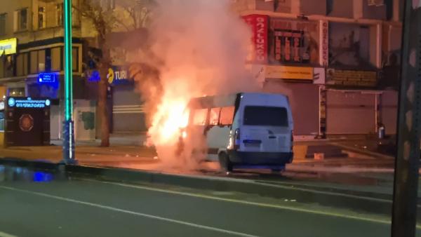 Diyarbakır'da içi yolcu dolu minibüs, seyir halindeyken alev alev yandı