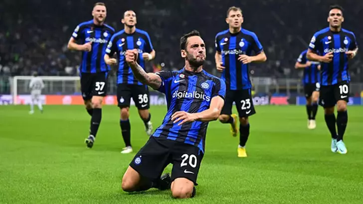 Hakan Çalhanoğlu'nun 2 gol attığı maçta Inter farka gitti