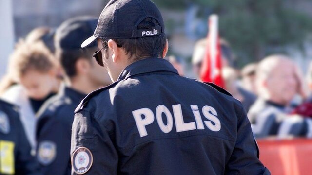 İzmir'de polis, üzerine gelen köpeği vurdu