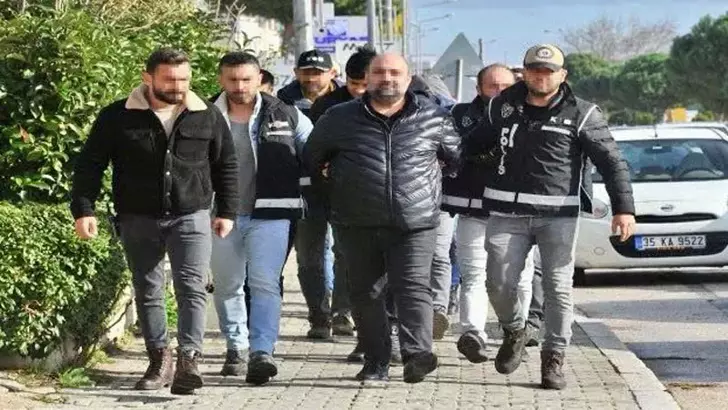 İzmir'de yolsuzluk operasyonu: 4'ü gümrük memuru 6 kişi tutuklandı