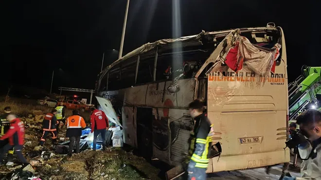 Mersin'de yolcu otobüsü devrildi: 9 ölü 30 yaralı