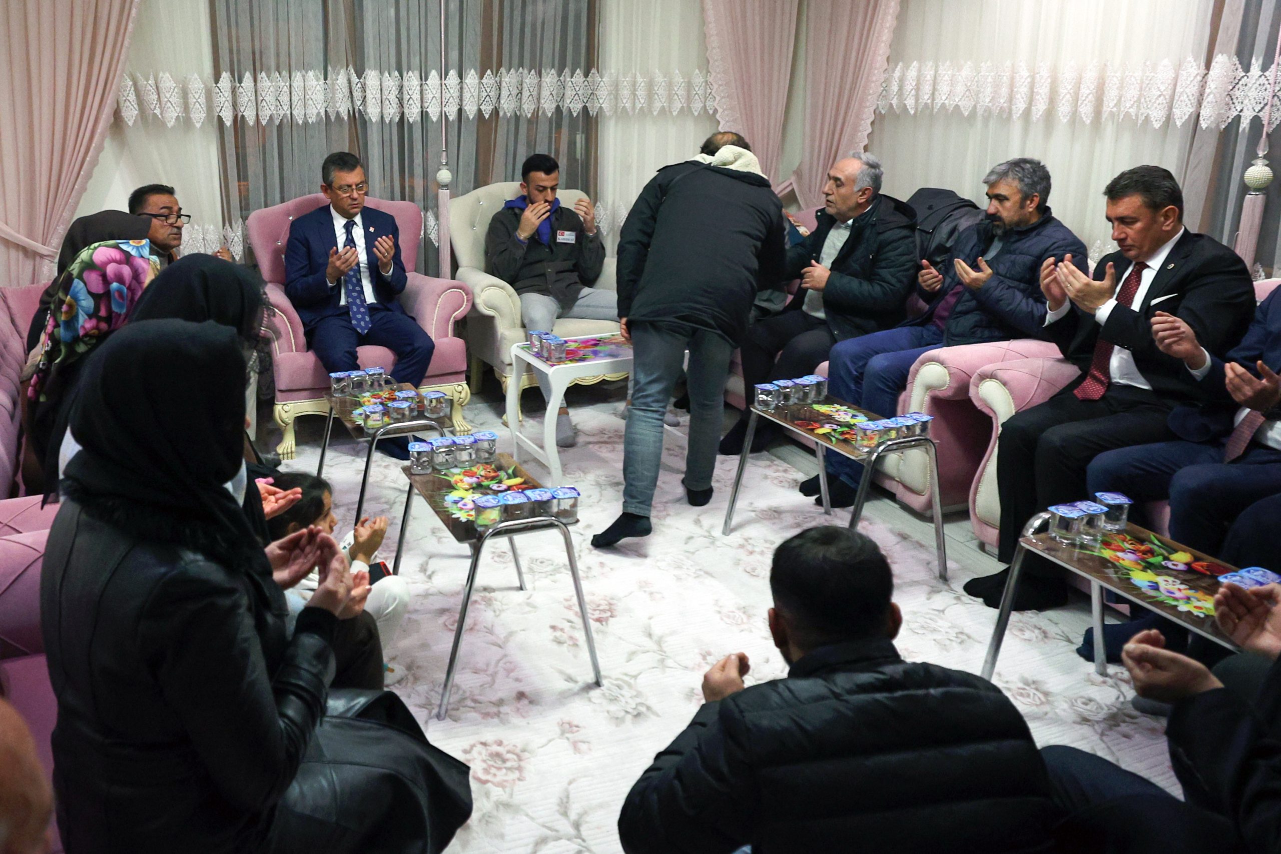 CHP Genel Başkanı Özgür Özel'den şehit ailesine taziye ziyareti