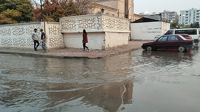 Mardin’de şiddetli yağış: Cadde ve sokaklar suyla doldu