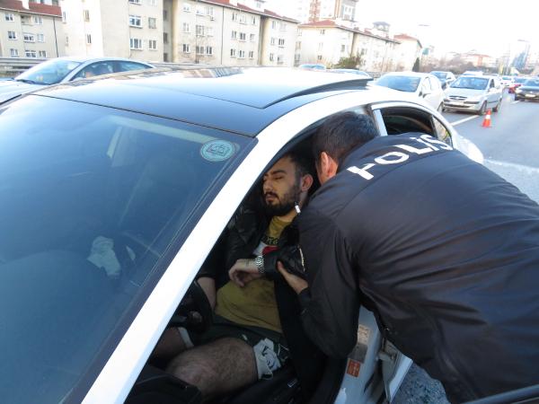 Kadıköy'de alkollü sürücü direksiyon başında uyudu, trafik kilitlendi