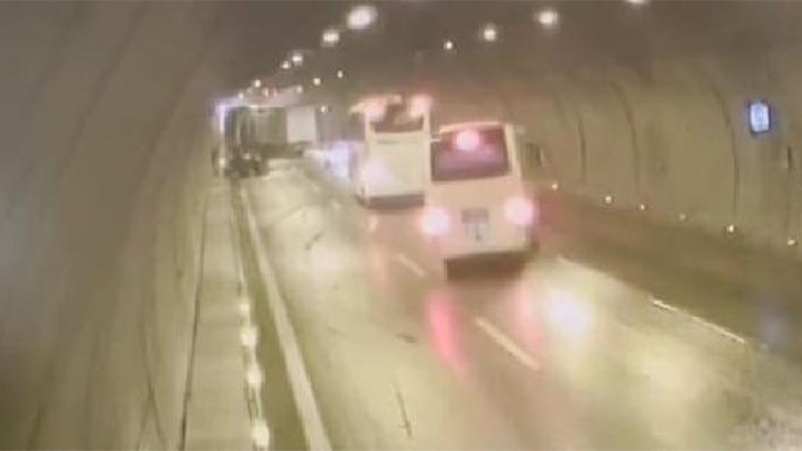 Aydın'da tünel içerisindeki zincirleme kaza kameralara yansıdı: 2 yaralı