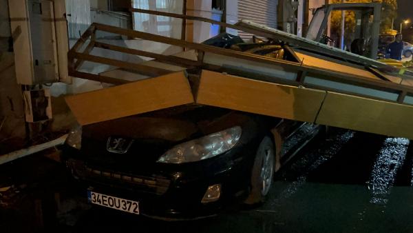 Ataşehir'de şiddetli rüzgarın etkisiyle fabrikanın dış cephesi otomobilin üzerine düştü