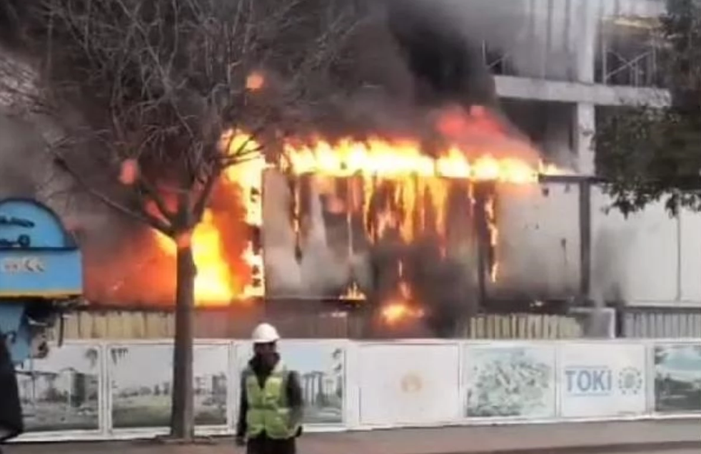 Ataşehir'de işçilerin kaldığı konteynerlerde yangın çıktı