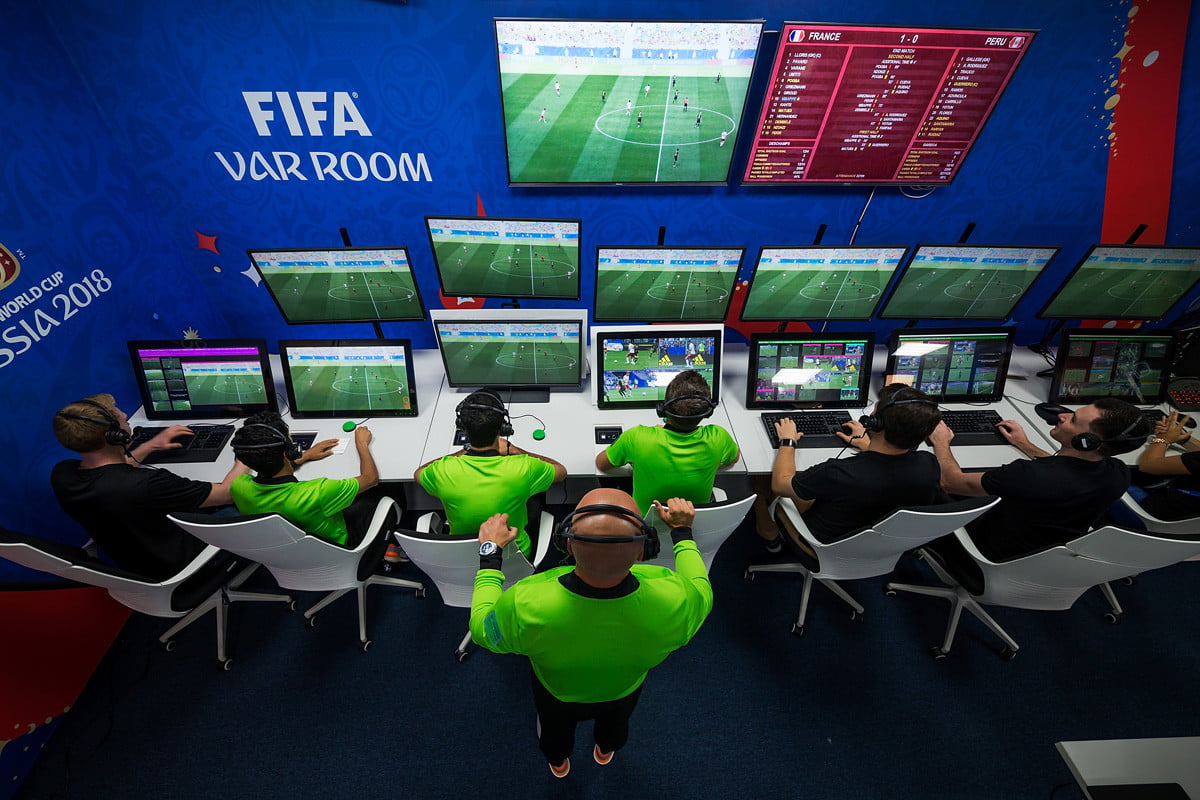 FIFA, VAR Odası'nın kapılarını açıyor: Hakem konuşmaları stattan canlı yayınlanacak