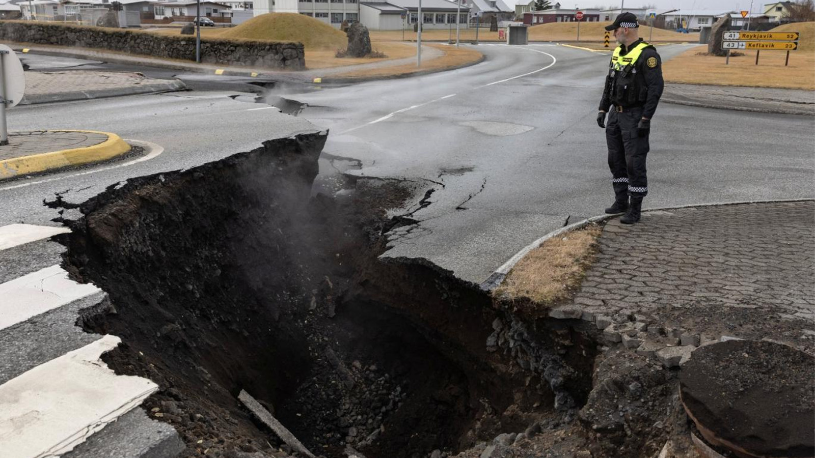 Yer yarıldı içine girdi: İzlanda'da kaybolan kişi aranıyor