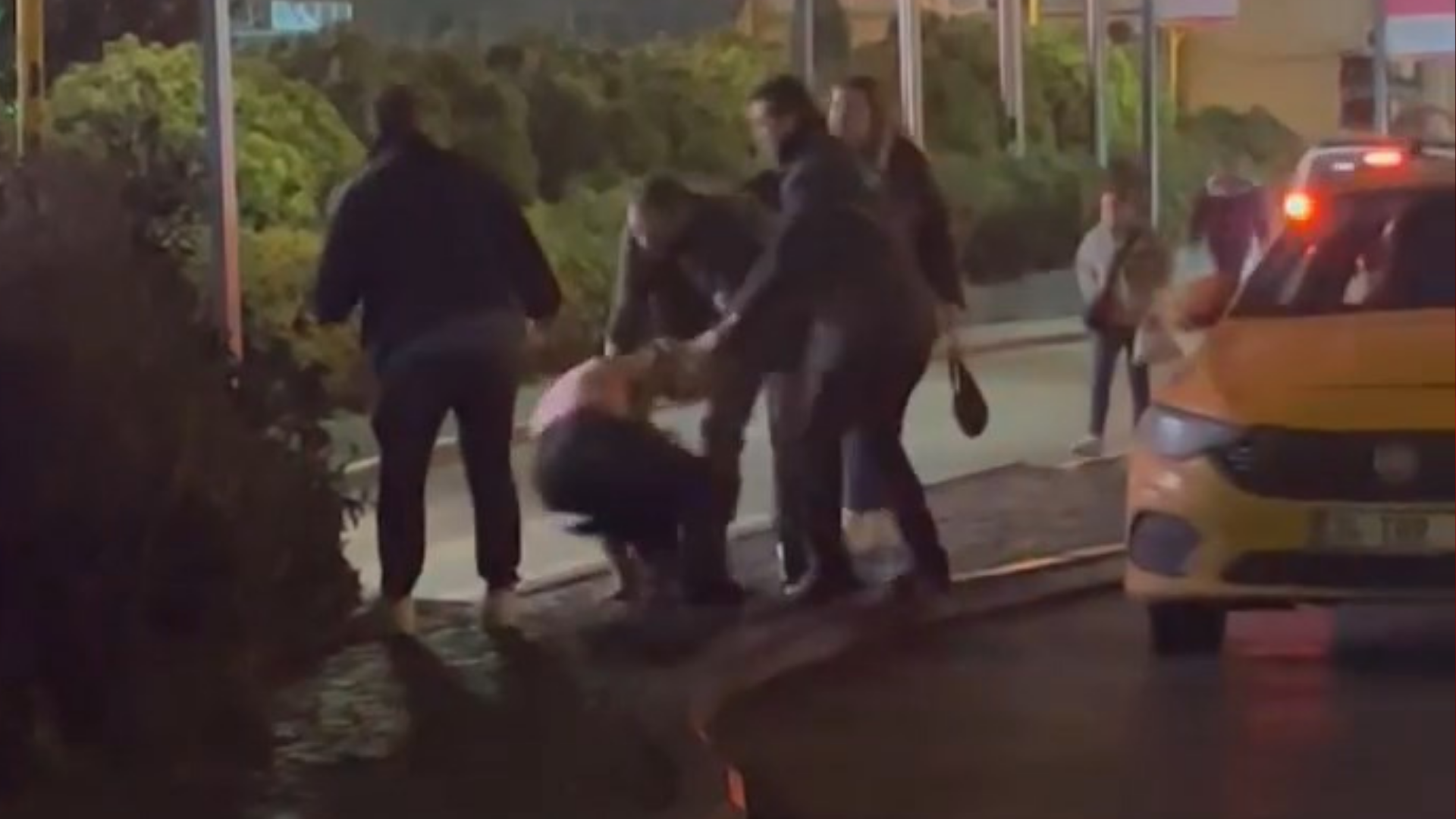 Kadına şiddetin sonu gelmiyor: Taksici bir kadını yerlerde sürükledi