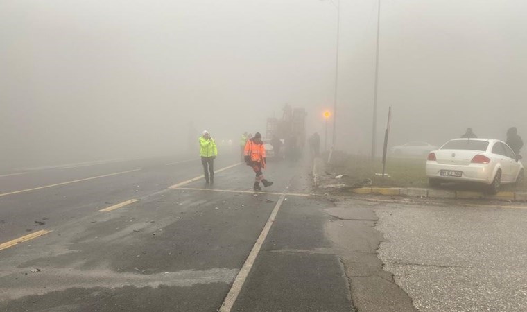 Bolu Dağı'nda sis nedeniyle 3 araç birbirine girdi