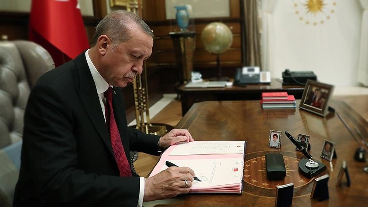 Erdoğan'ın yaptığı atama sonrası tabancalı müdür dikkat çekti