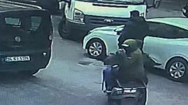 Sultangazi'de sokak ortasında silahlı saldırı: 2 kişi yaralandı.