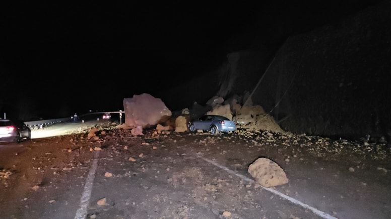 Heyelan nedeniyle dev kayalar yola düştü, Ankara yolu ulaşıma kapandı
