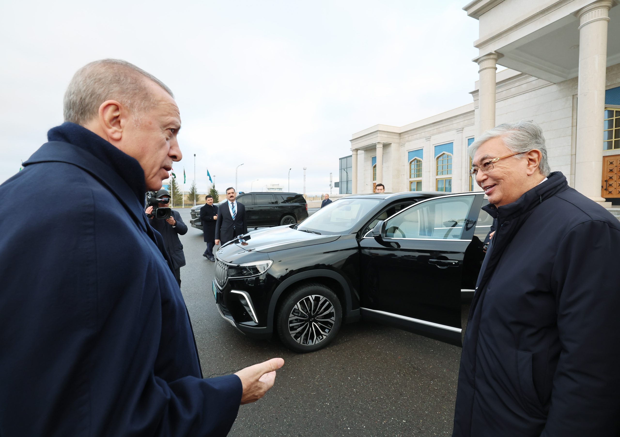 Erdoğan, Kazakistan Cumhurbaşkanı Tokayev'e Togg hediye etti