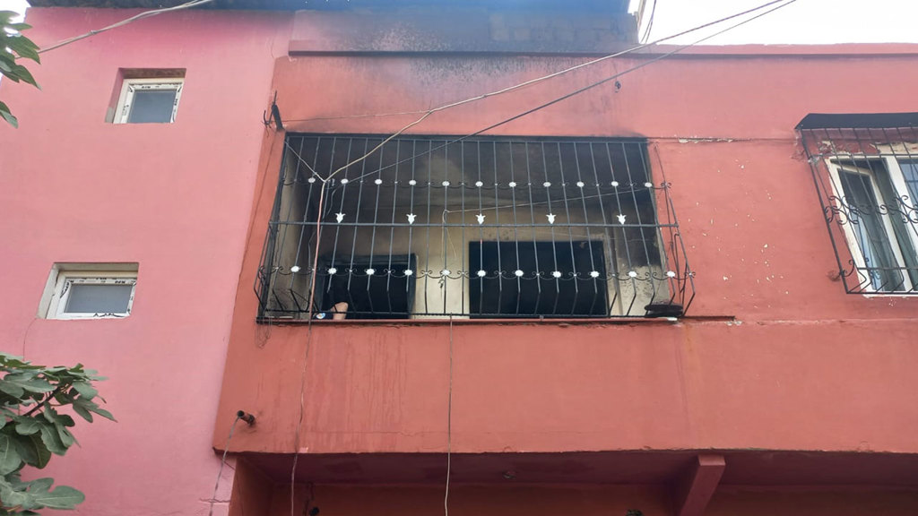 Adana'da bir erkek, boşandığı eşini eve kilitleyerek binayı ateşe verdi
