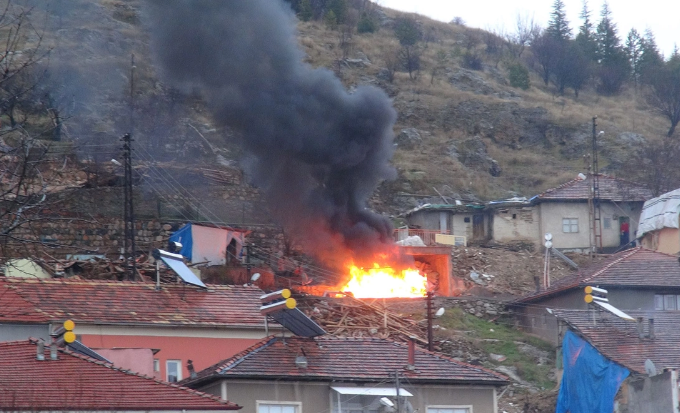 Malatya'da bir depremzedeye ait çadırda yangın