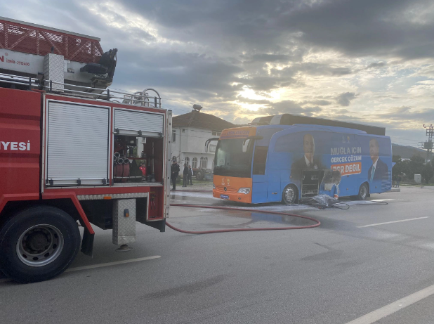 AKP'nin Muğla seçim otobüsünde yangın çıktı