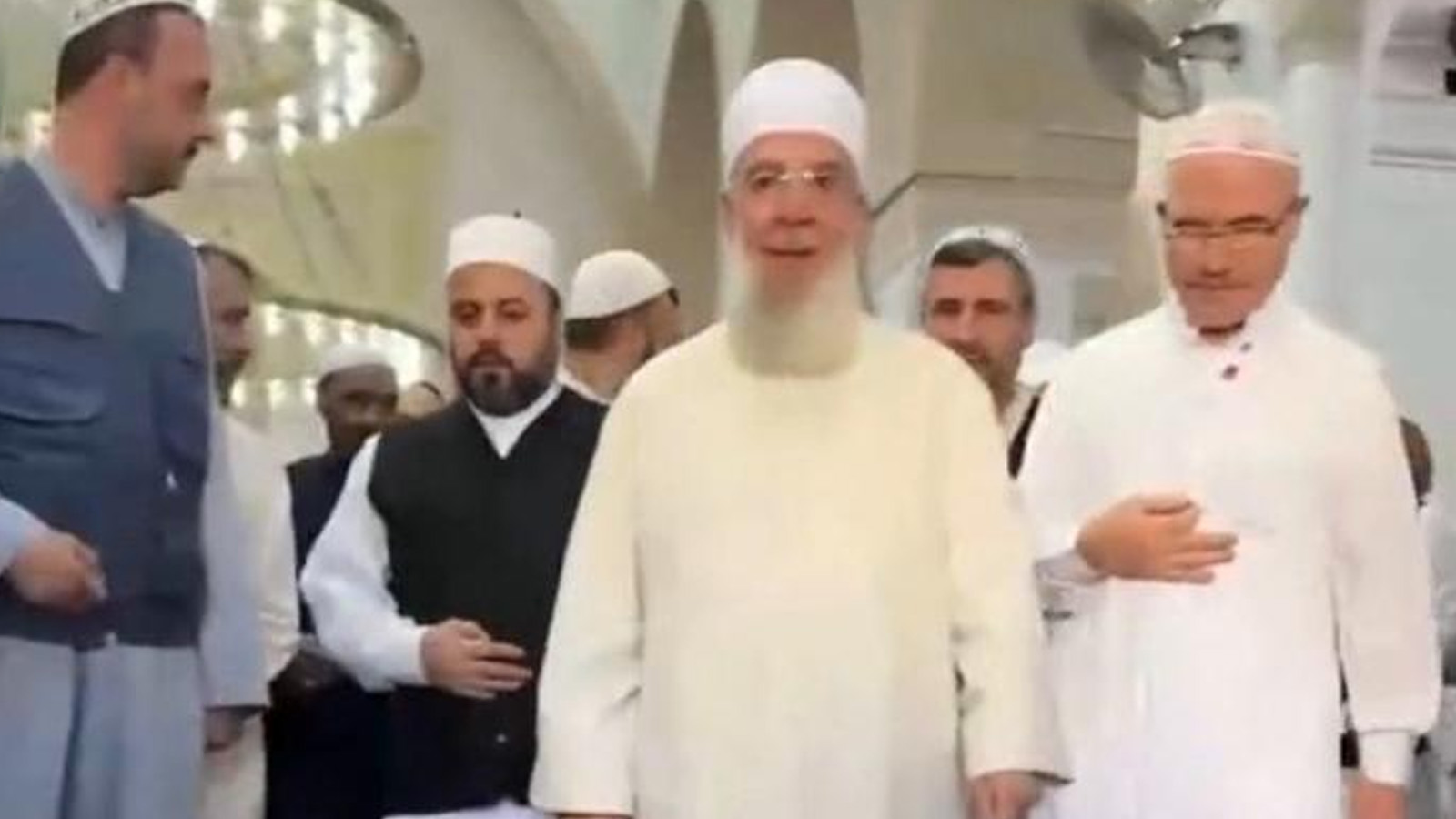 Menzil Şeyhi Muhammed Saki'yi gören müritlerden birisi kendinden geçti "aşkım" diye bağırdı