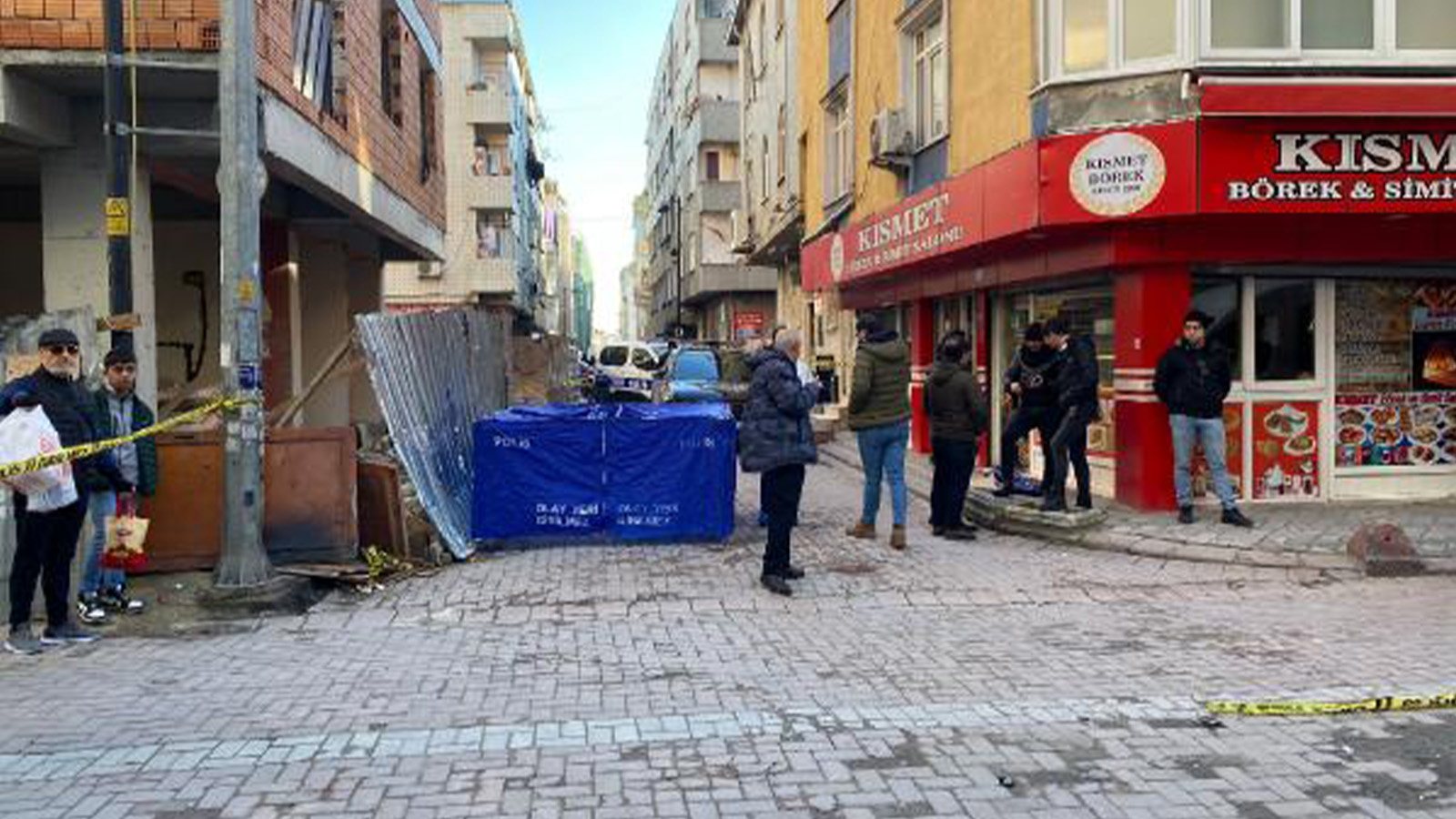 Zeytinburnu’nda arkadaşının başını kesip balkondan attı