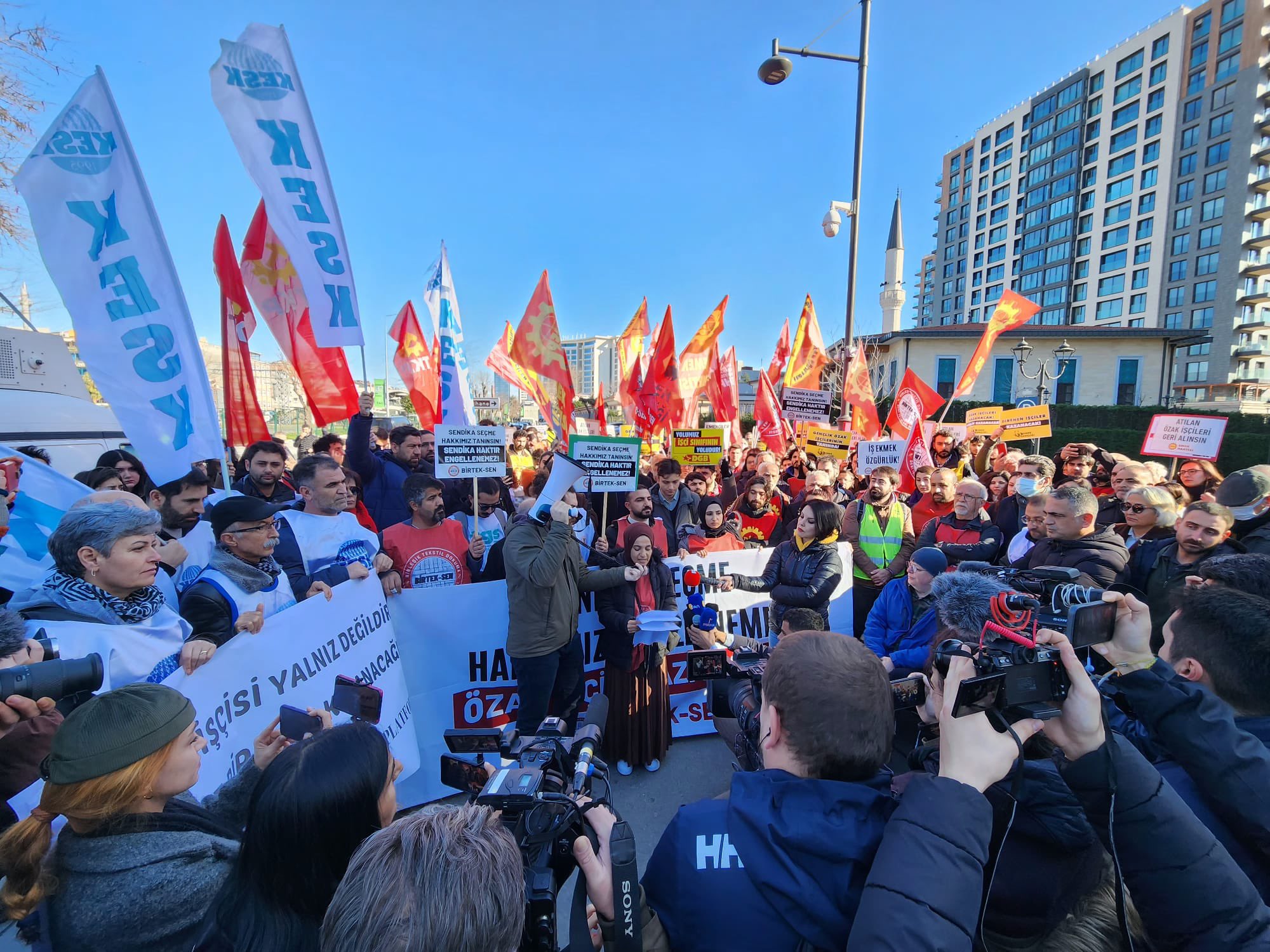 Özak Tekstil işçileri Özak Tekstil Genel Merkezi önünden seslendi: Eğer adım atmazsanız her mağazanın önünü eylem alanına çevireceğiz