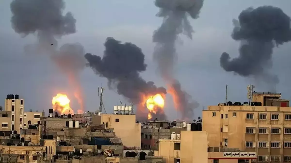 İsrail'den Gazze'de sivillerin yaşadığı BM merkezine hava  saldırısı: Çok sayıda can kaybı var