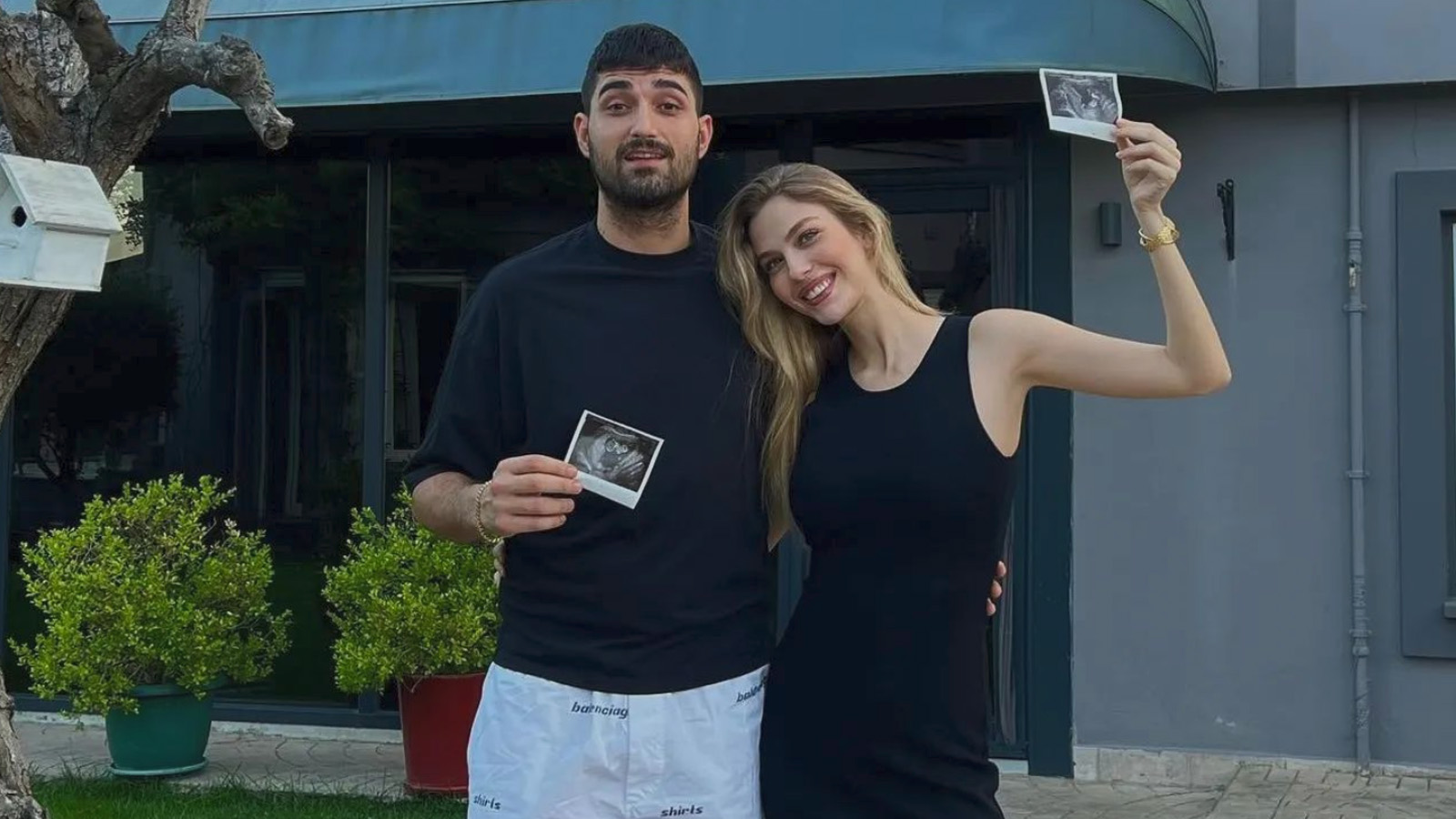 İdo Tatlıses ve Yasemin Şefkatli ikiz bebekleriyle kamera karşısına geçti