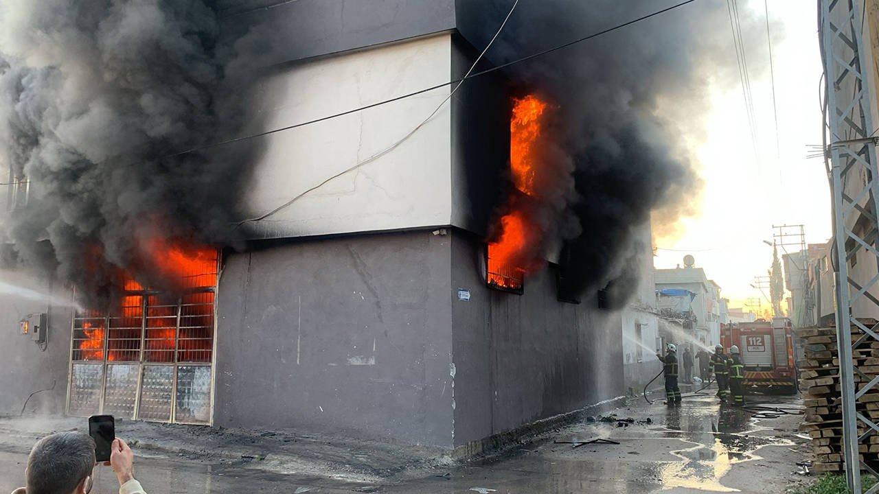 Adana'da sünger fabrikasında yangın