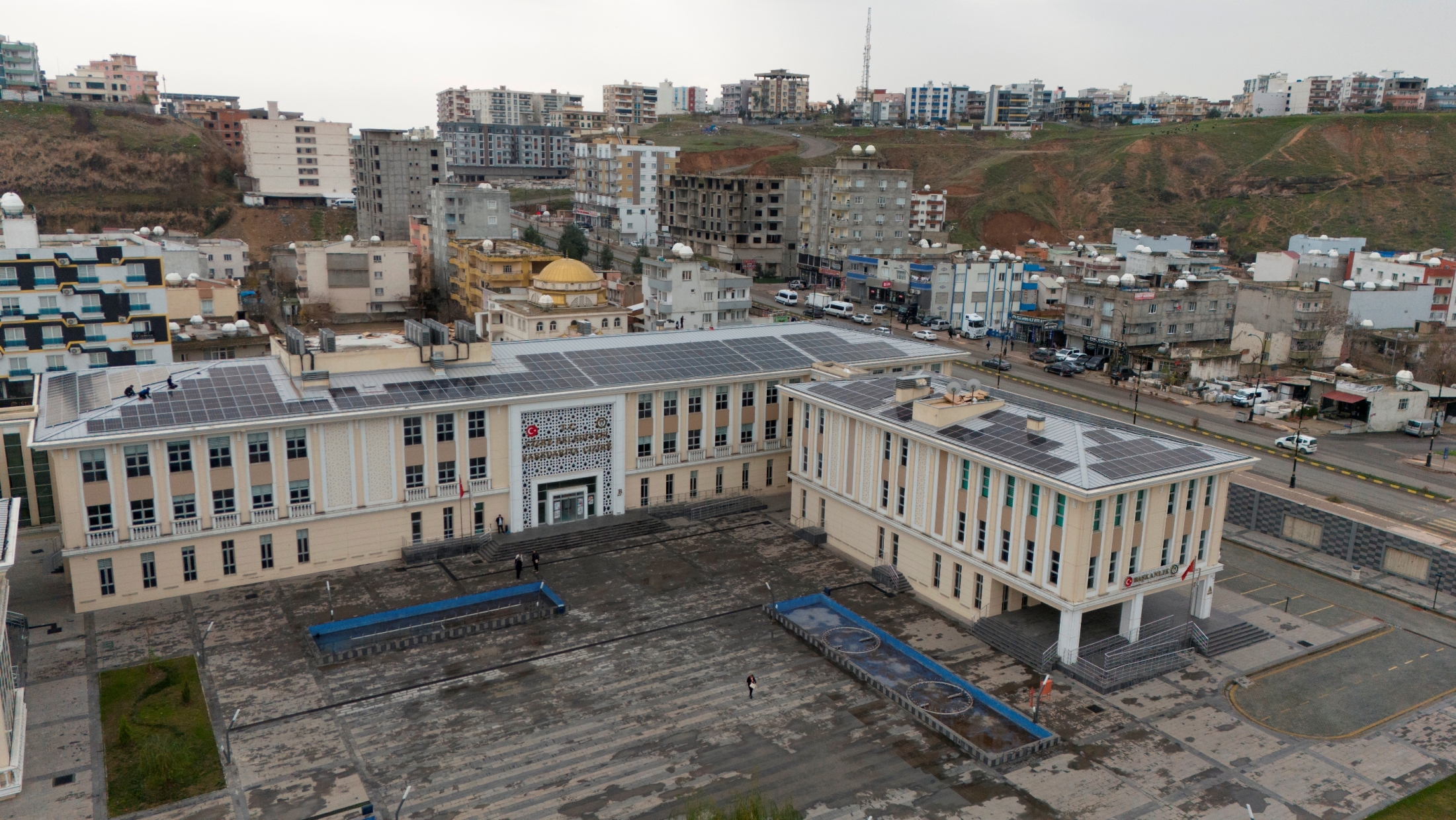 Cizre’de, belediye ve su arıtma tesisi binalarına güneş enerjisi sistemi kuruldu