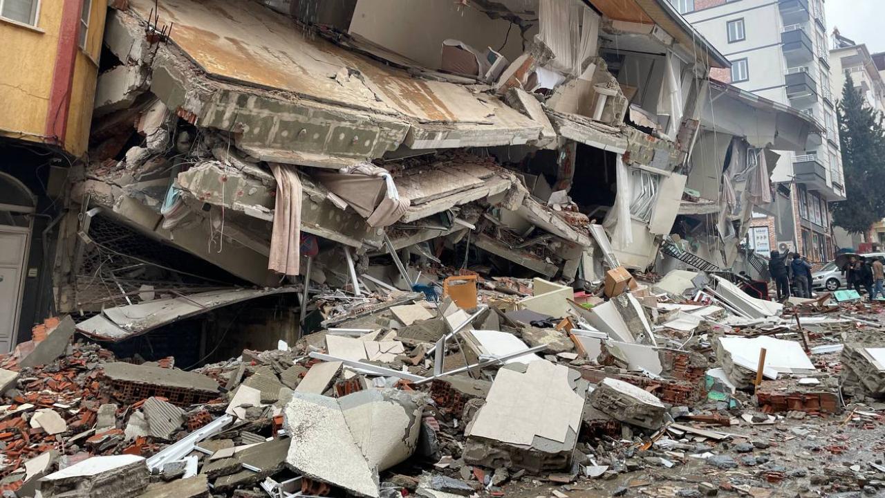 Kahramanmaraş'ta ağır hasarlı bina iş makinesinin üzerine devrildi: Operatör hayatını kaybetti