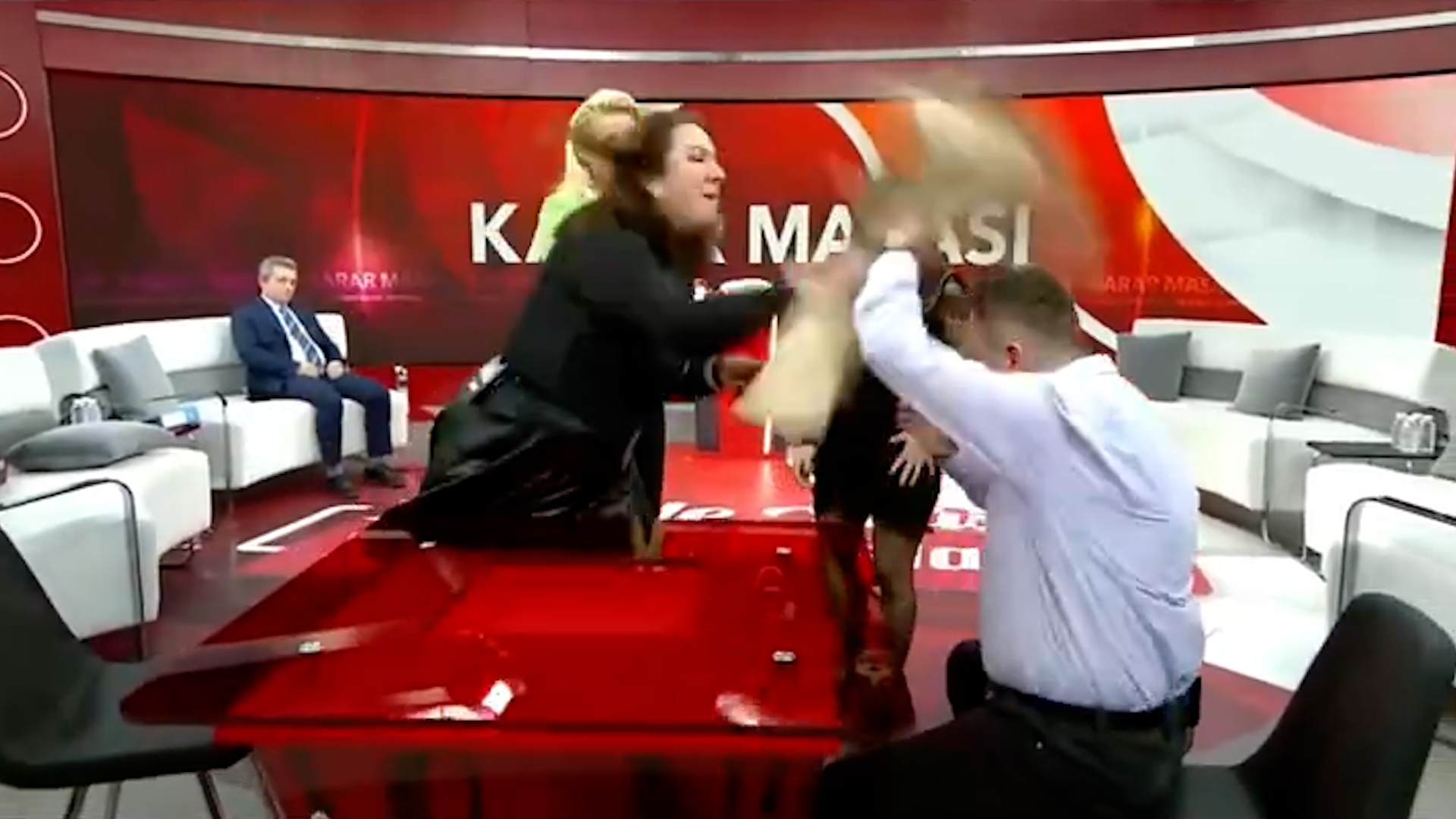 İki kadını aynı anda idare ederek ikisine de aynı yüzüğü alan adamdan savunma: Kampanya vardı