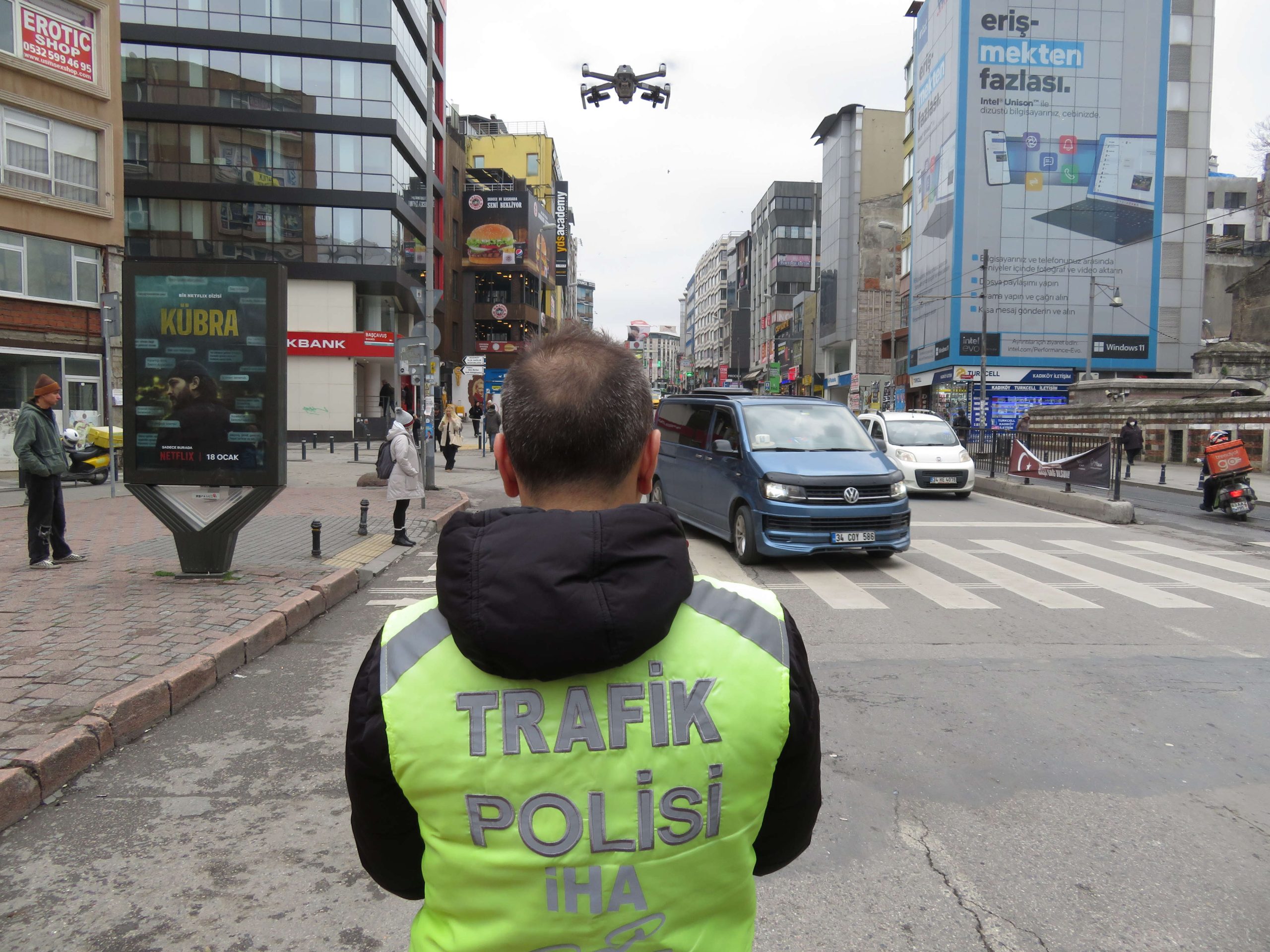 Kadıköy'de yayalara geçiş hakkı vermeyen sürücülere ceza yağdı