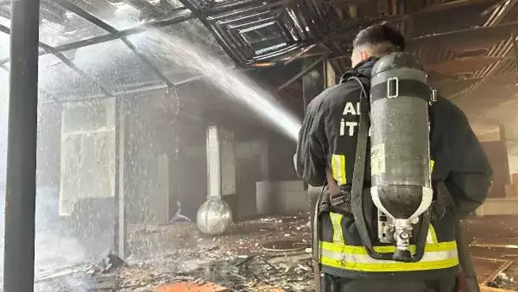 Alanya'da bir restoran alev alev yandı