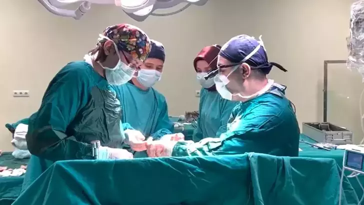 Bakan Koca duyurdu: Dünyadaki ilk 6’lı çapraz karaciğer nakli ameliyatı Malatya’da yapıldı